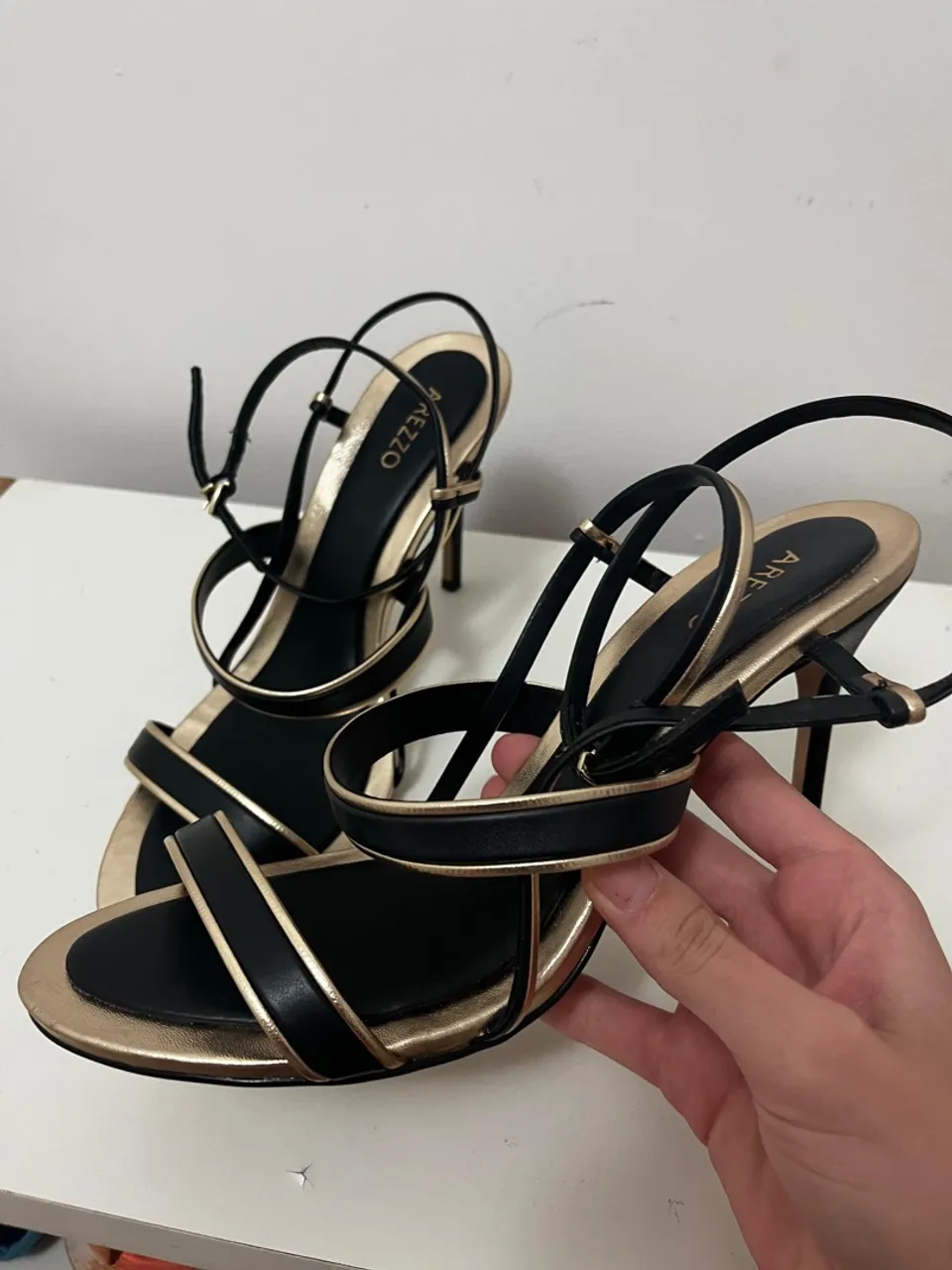 Sandália Arezzo Preta e Dourada