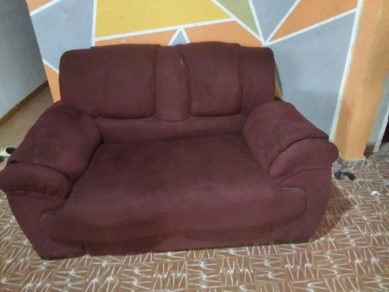 Sofá 2 lugares em tecido marsala 500$. Diga sua proposta