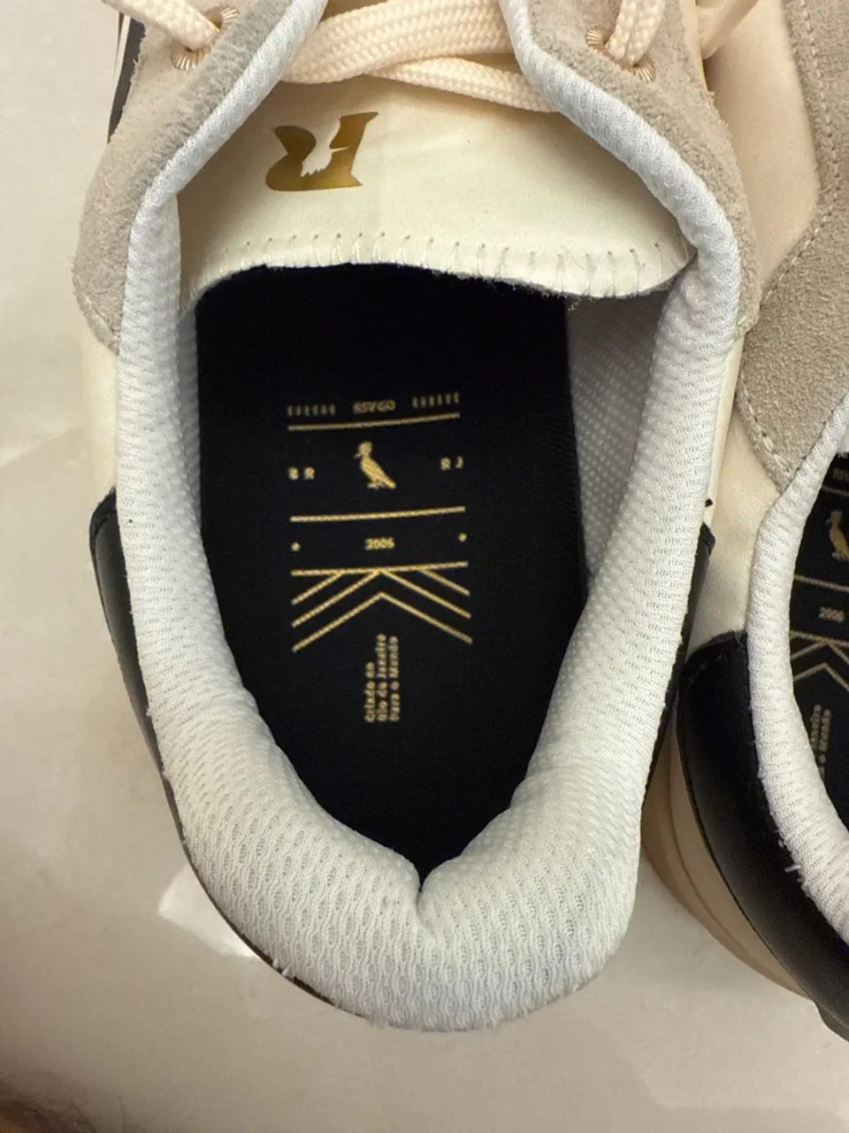 Tênis Casual Bege com Detalhes em Preto - Foto 4