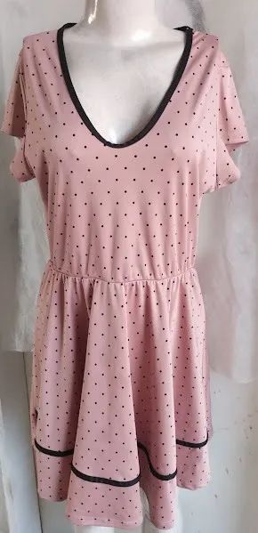 Vestido rosa com bolinhas pretas
