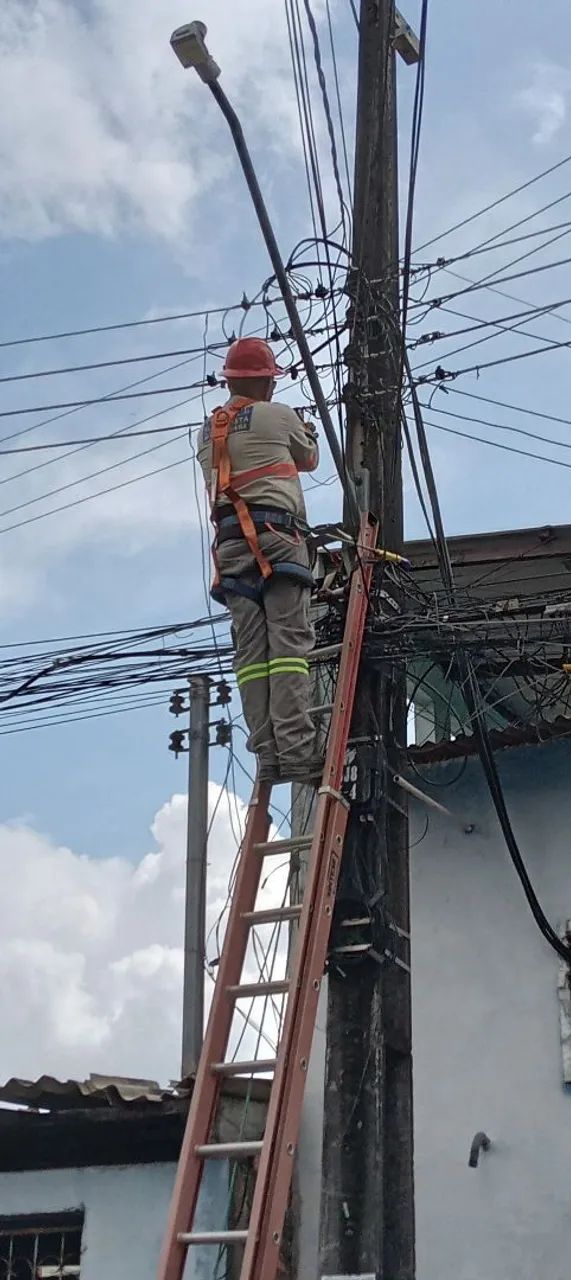 *Eletrecista com escada* - Foto 3