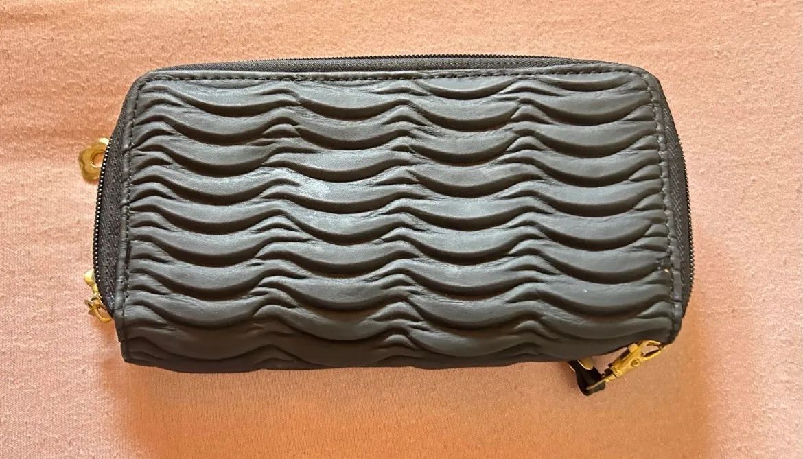 Carteira feminina preta com detalhe em ondas