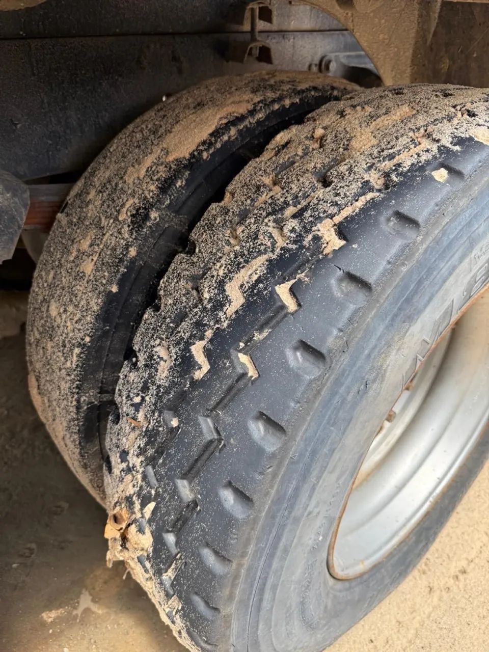 Caminhão caçamba Volvo 260 ano 2011 - Foto 9