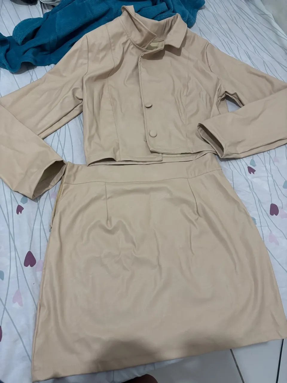 Conjunto Saia e Jaqueta Bege