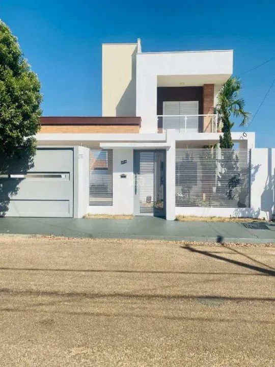 Sobrado com 3 quartos, sendo uma suíte!