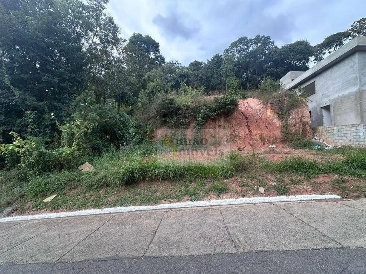 Terreno com topografia em Aclive dentro do Condominio Estancia da Serra de Mairiporã/SP