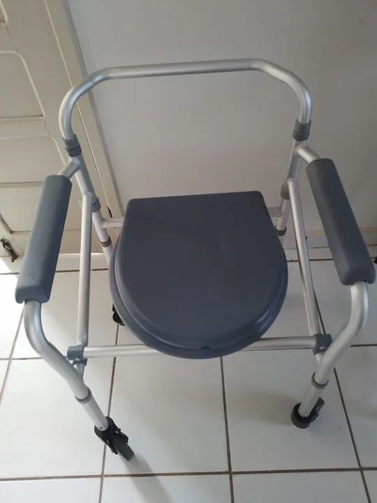 Cadeira de Banho com Rodas - Praticidade e Segurança