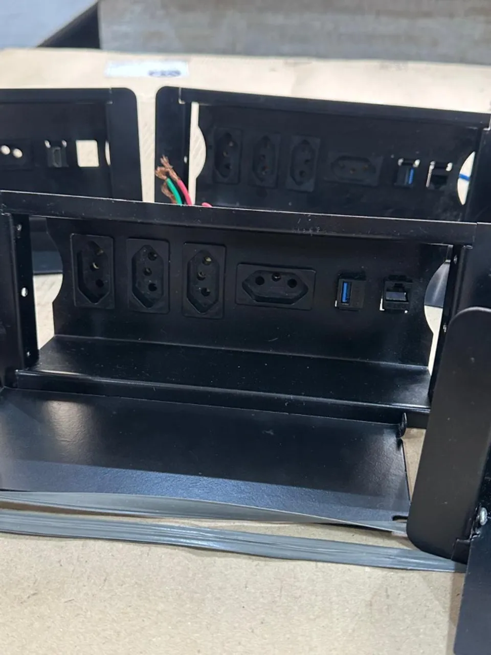 Módulo de tomada embutido HDMI / USB + energia p/ escritório
