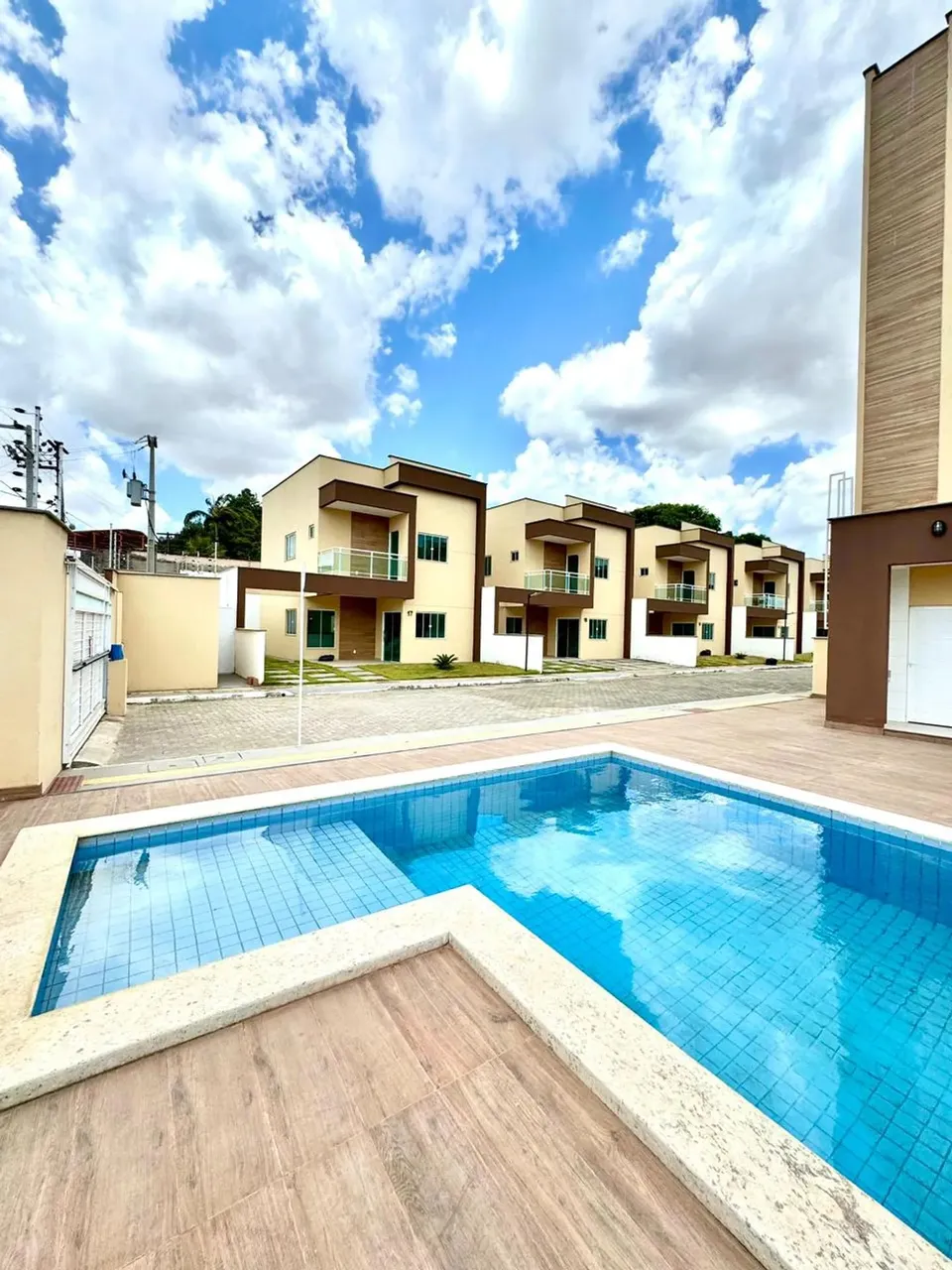 VENDO Quintal Grande  Casa Nova em Condomínio