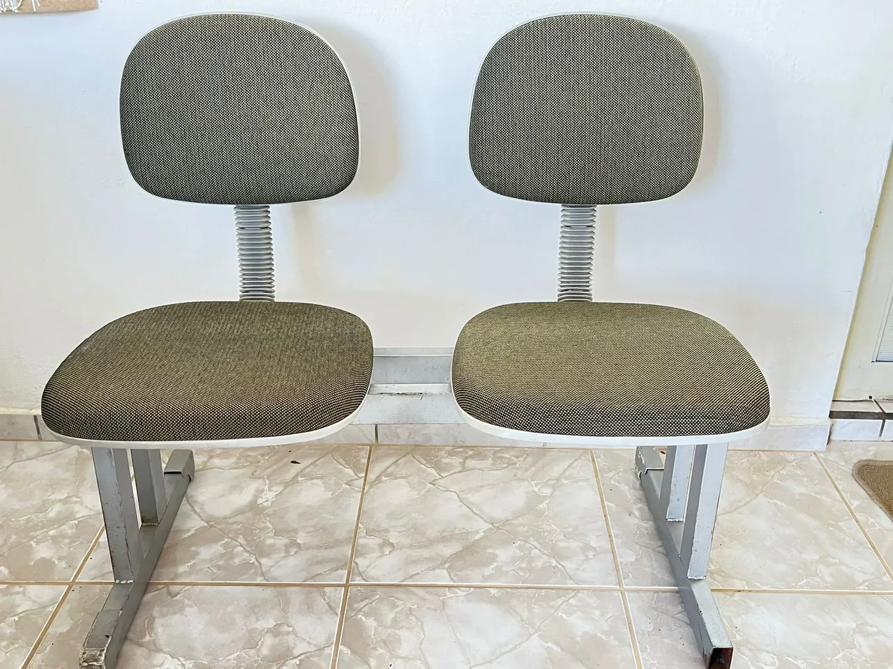 Cadeiras de Escritório Duplas - Conforto e Design