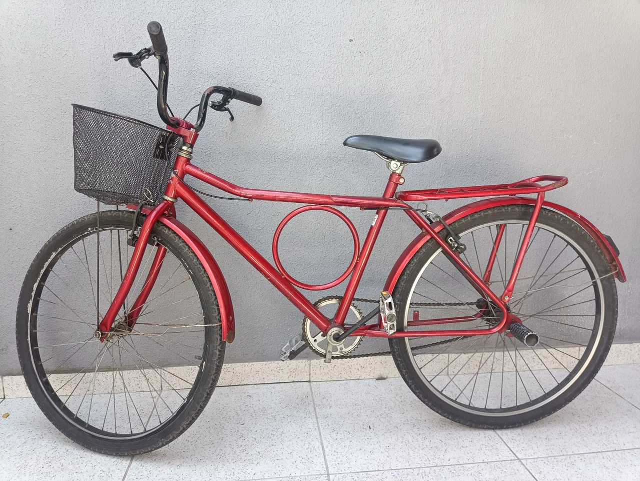 Bicicleta vermelha com cesta Monark