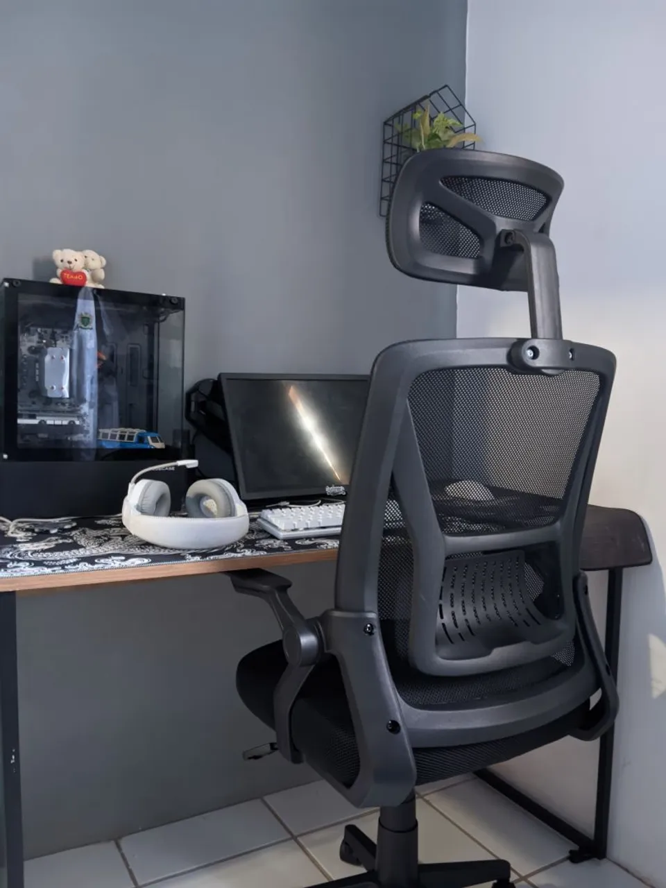 TROCO PC COMPLETO COM MESA E CADEIRA EM MOTO
