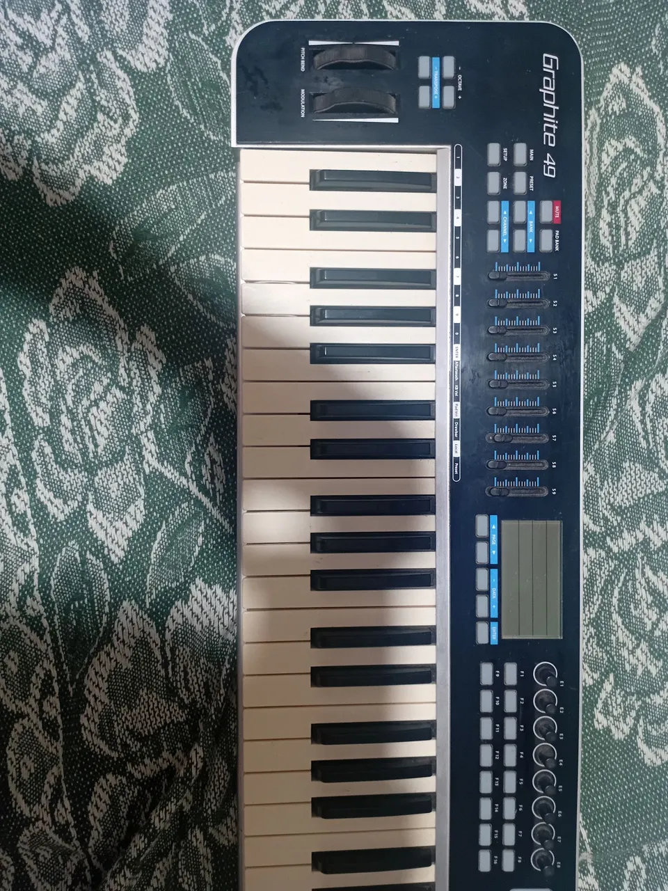 Teclado Controlador MIDI Graphite 49