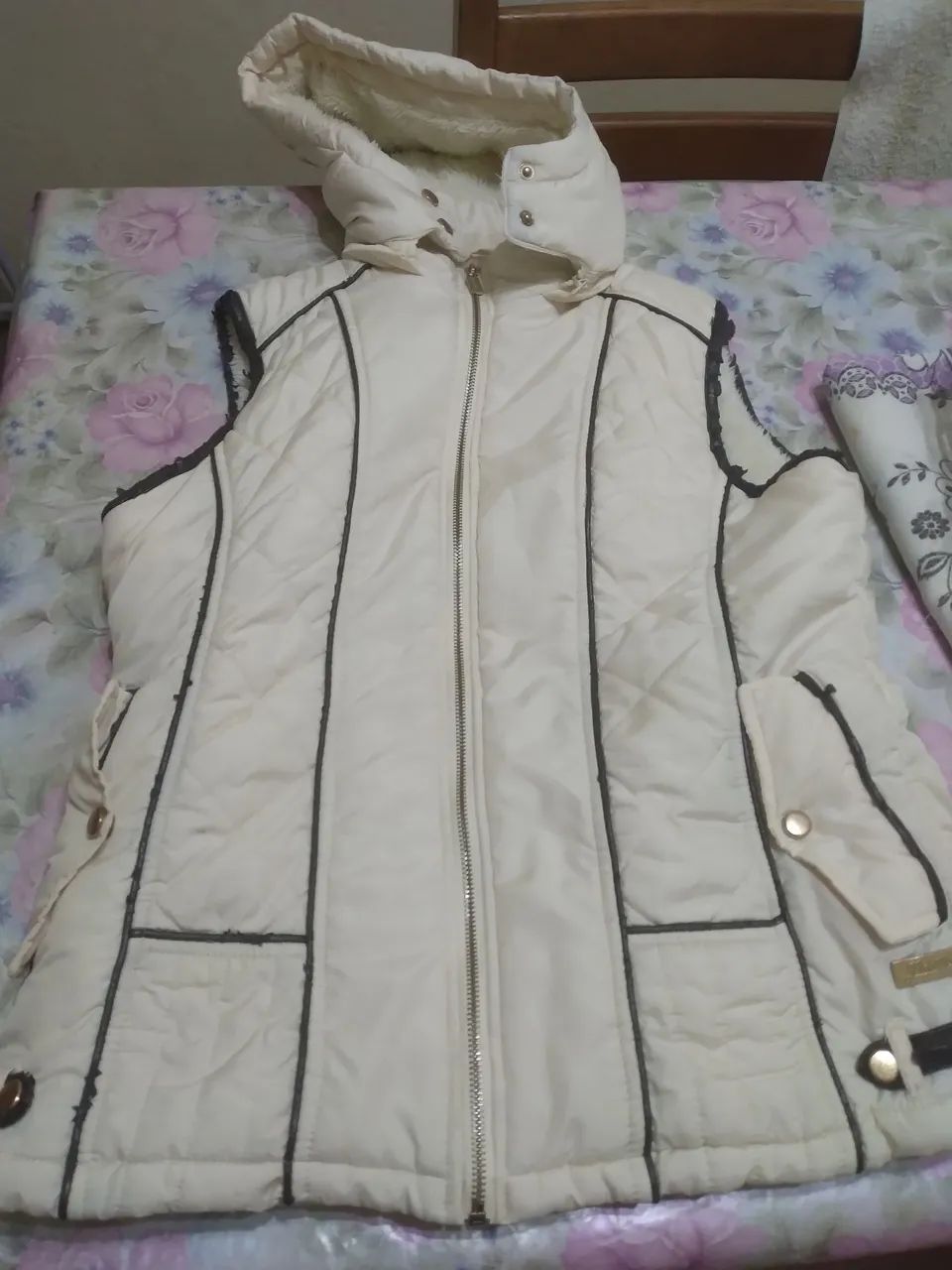 Colete feminino com capuz ,forrado pele polower