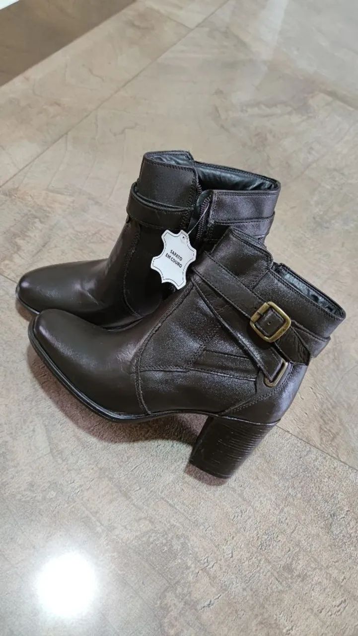 Botas de couro marrom com salto bloco e fivelas - Foto 5