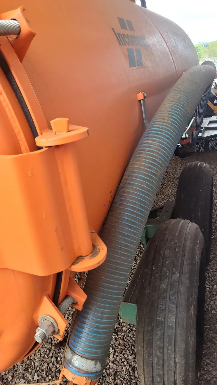 Tanque de esterco 4 toneladas com comando Hidráulico semi novo - Foto 3