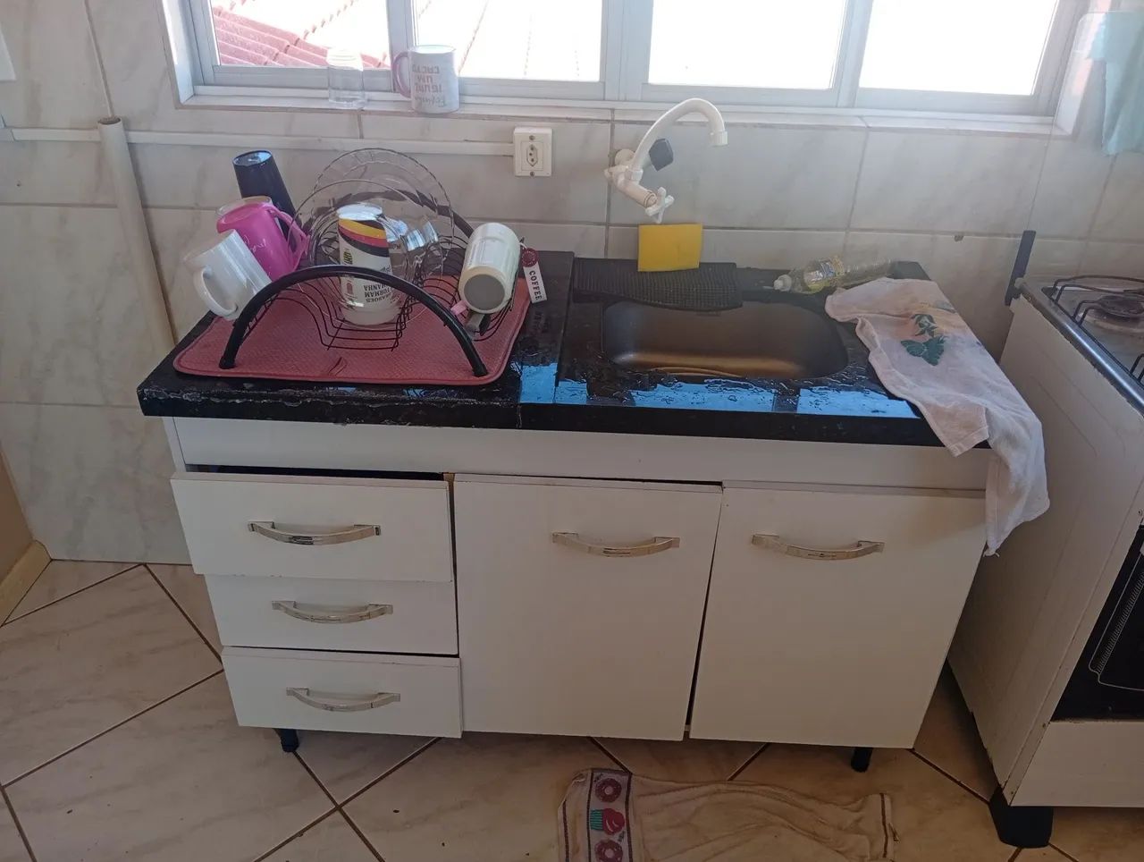Gabinete com pia de cozinha 