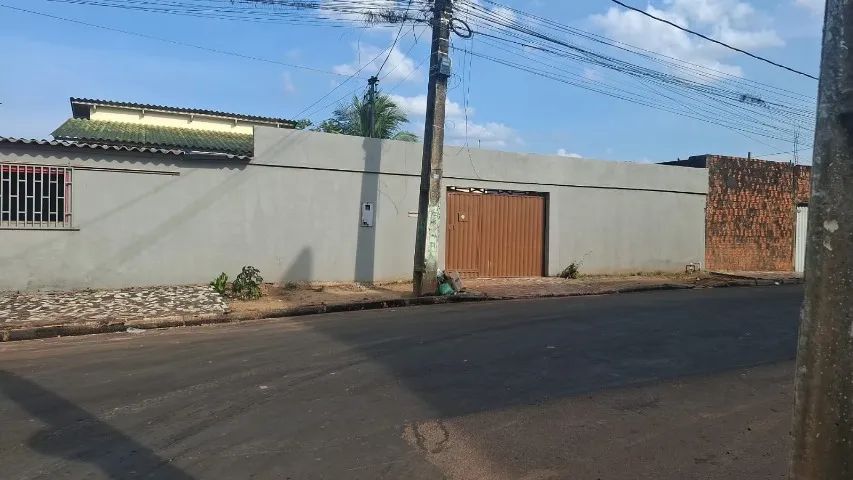VENDO CASA COM TRES QUARTOS NO AREAL 