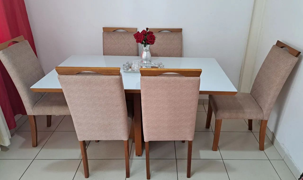 Mesa com 6 cadeiras acolchoadas (MDF)