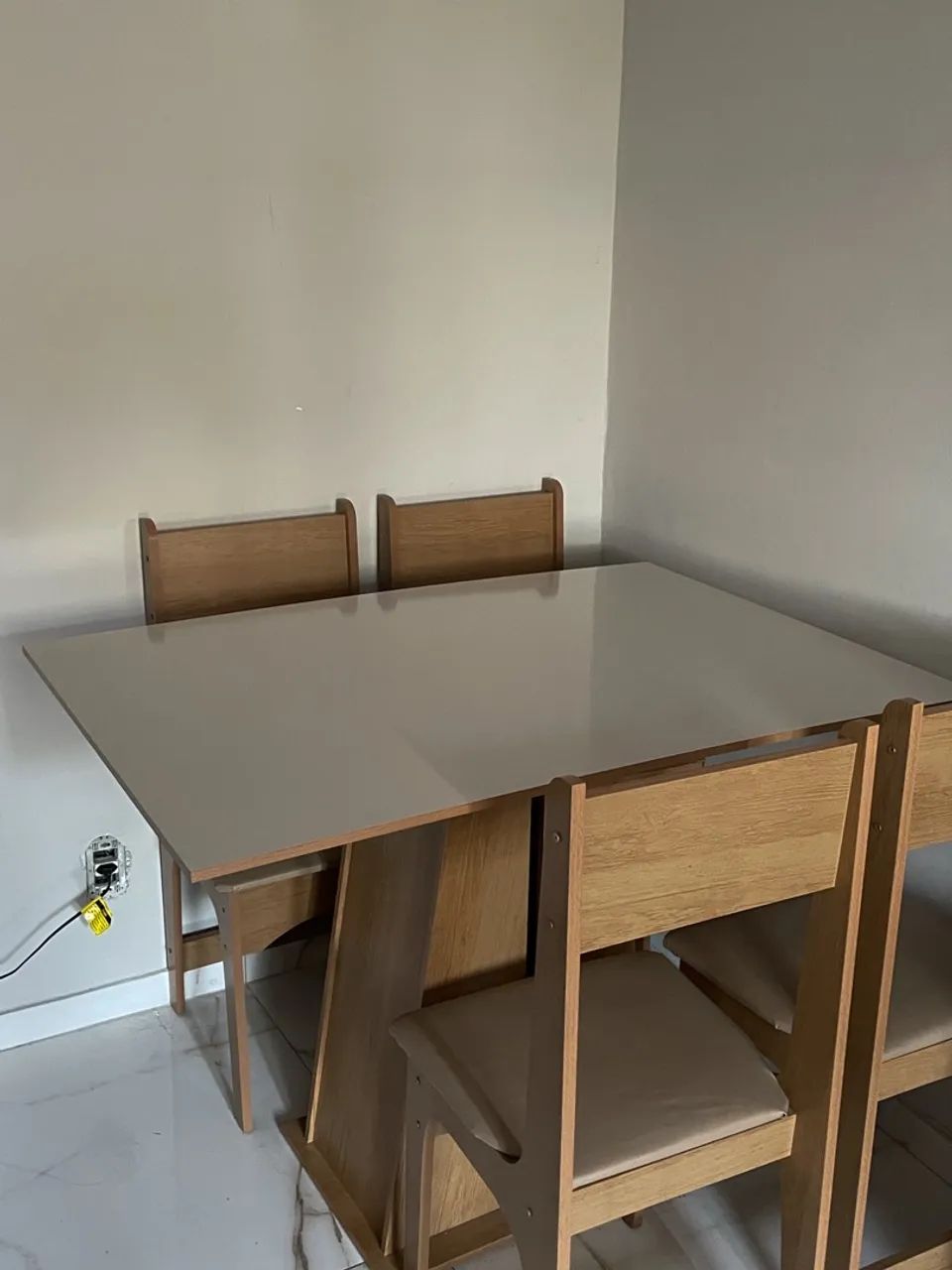 Mesa de jantar + 4 cadeiras
