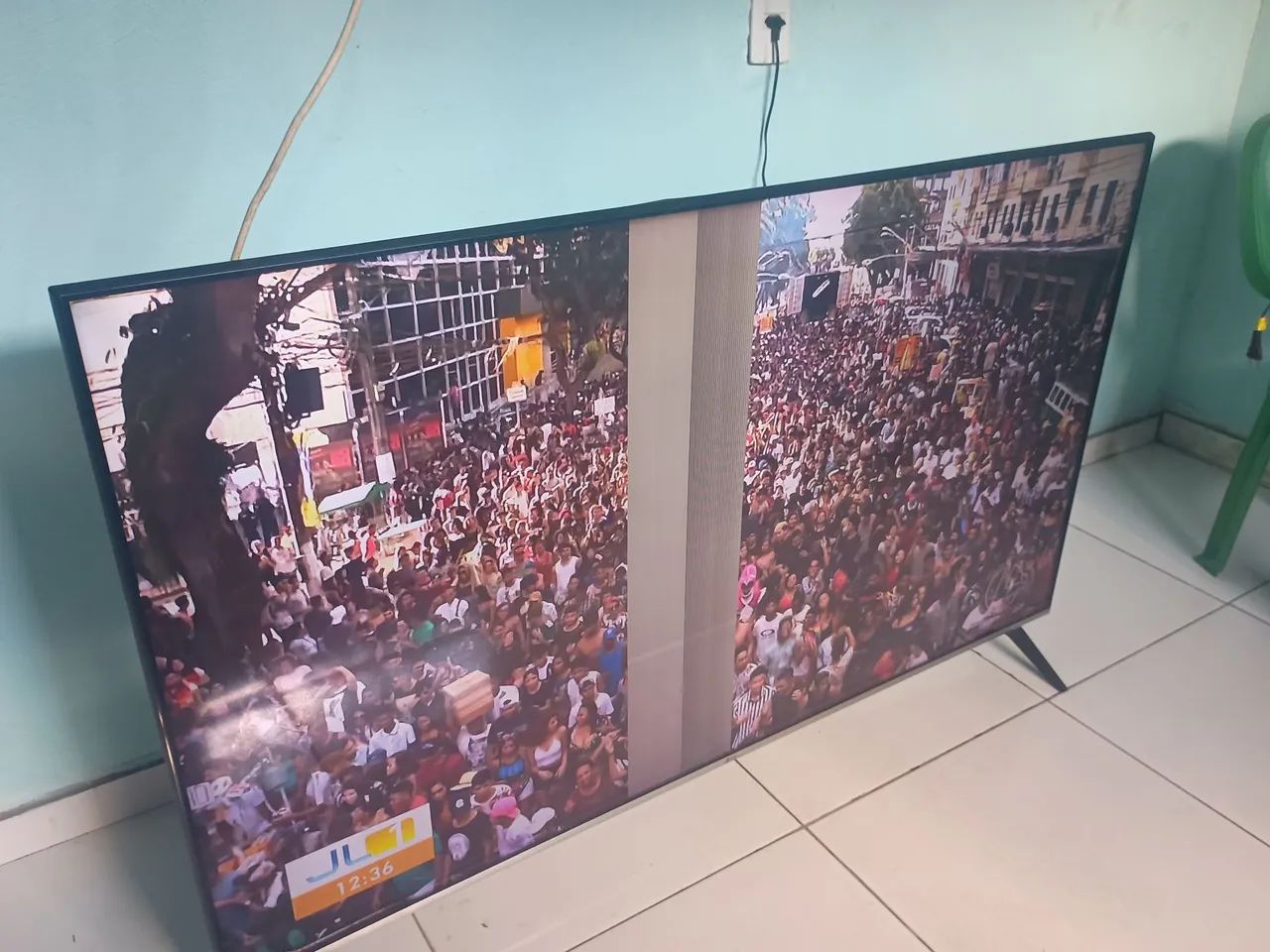 Vendo TV de 65 polegadas smart TV com listra na tela, não sei o problema dela. - Foto 2
