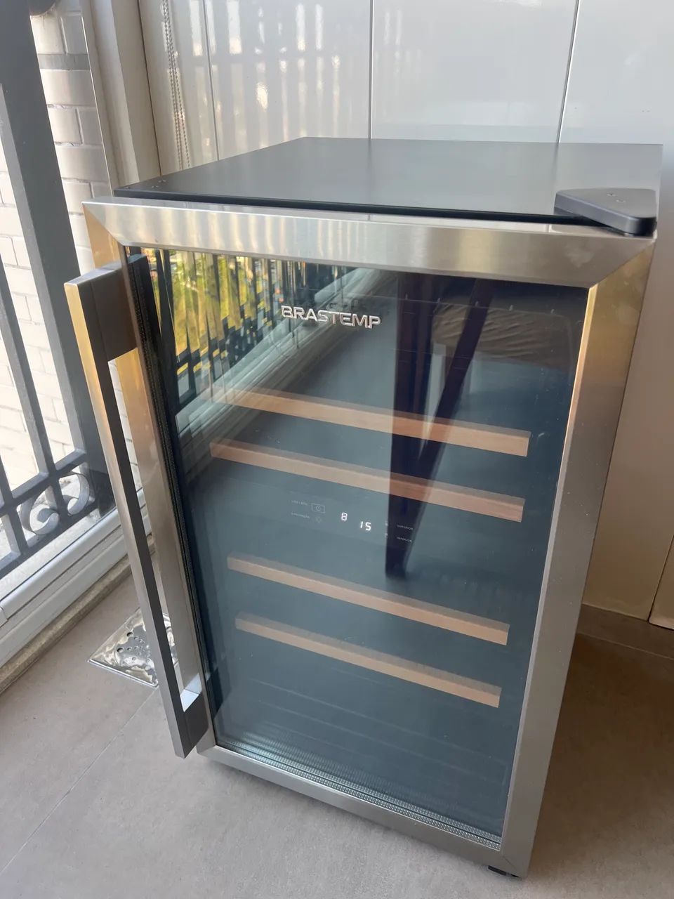Adega Brastemp dual zone 33 garrafas 