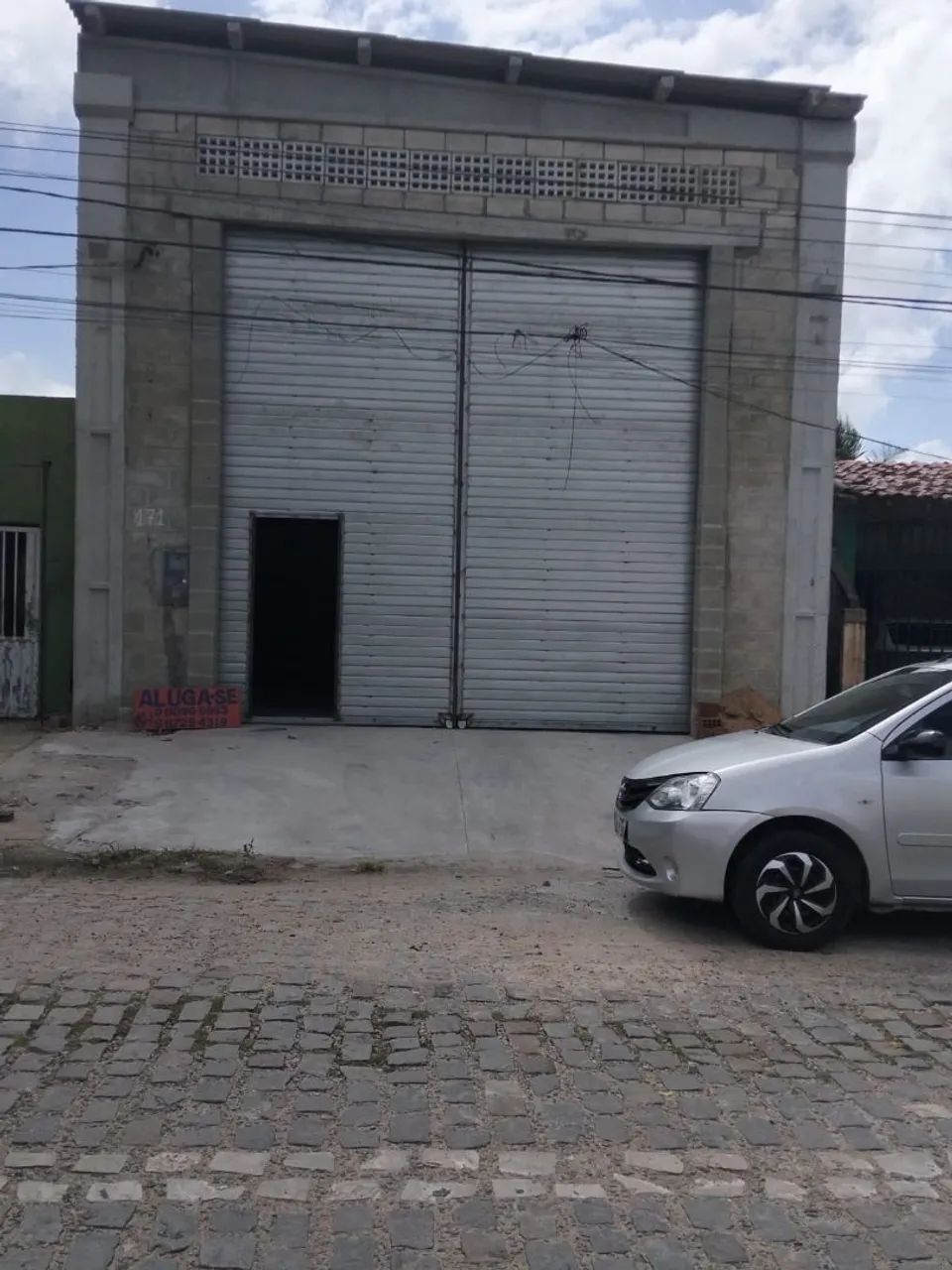 Aluga se galpão com ótima localização 