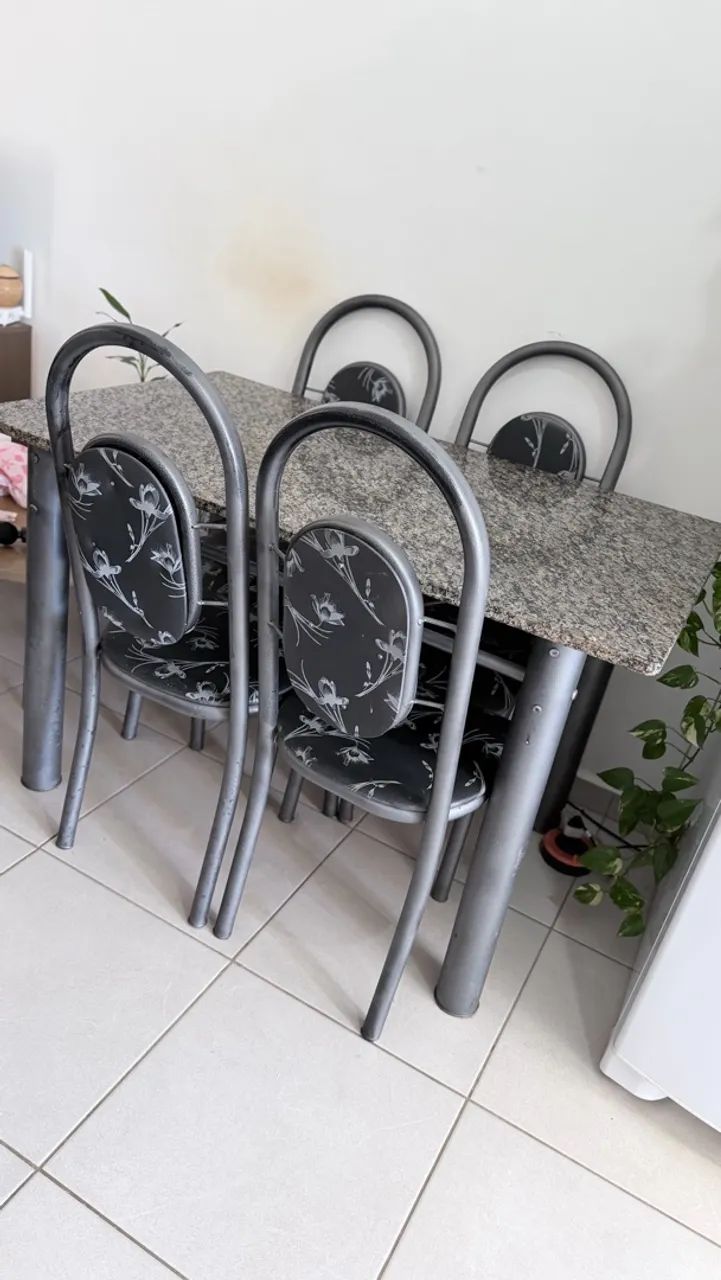 Mesa de granito + 4 cadeiras