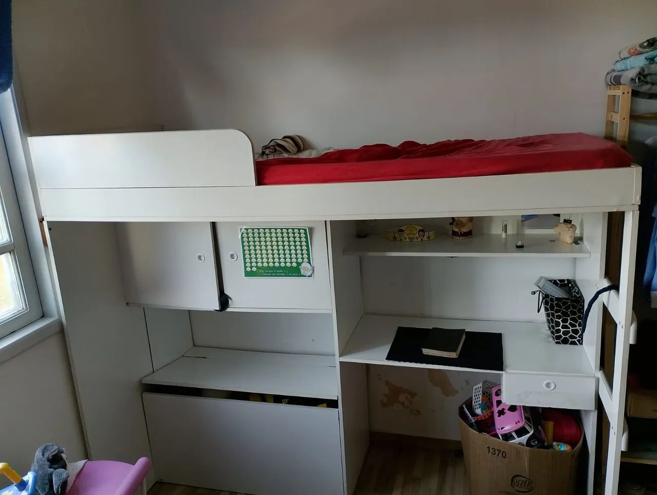 Vende-se Cama com mesa de estudo 
