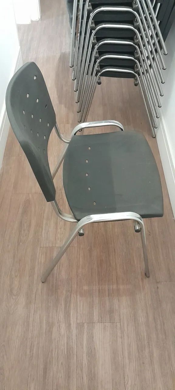 Cadeira fixa base metal e assento/encosto plastico preto ...robusta e larga - Foto 2