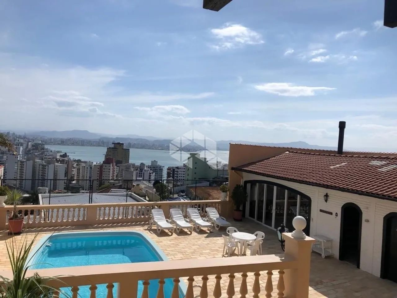 Casa com Vista Mar no Centro de Florianópolis - Ampla, Sofisticada e Exclusiva!