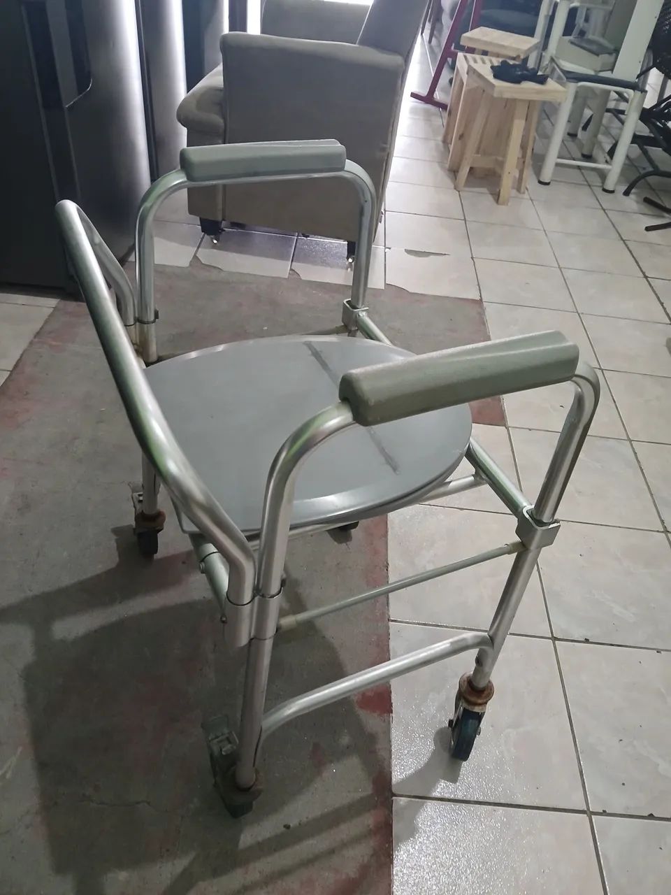 Cadeira de banho  td em alumínio  - Foto 4