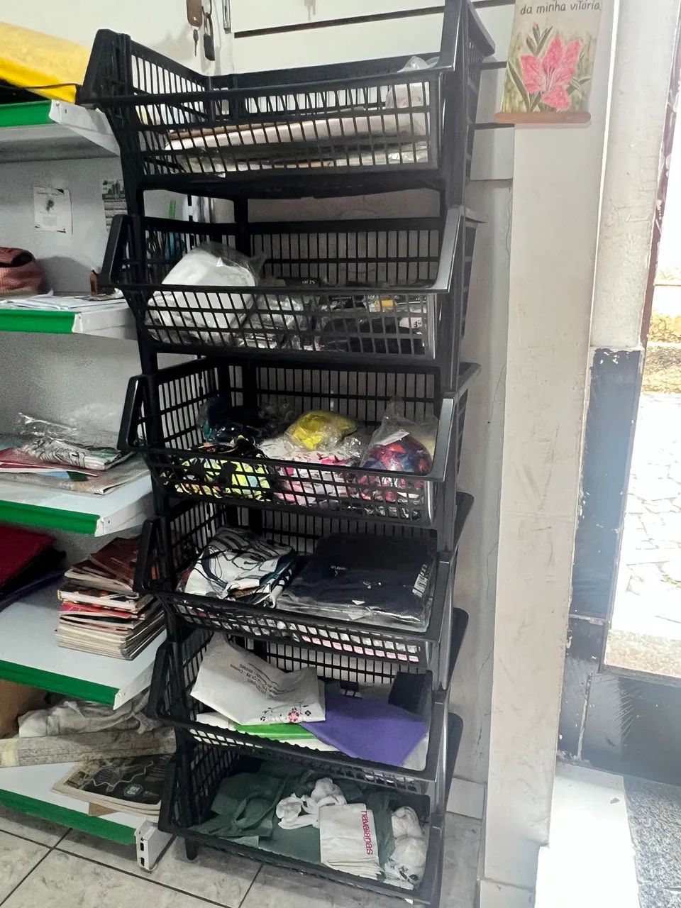 Estante preta de plástico 
