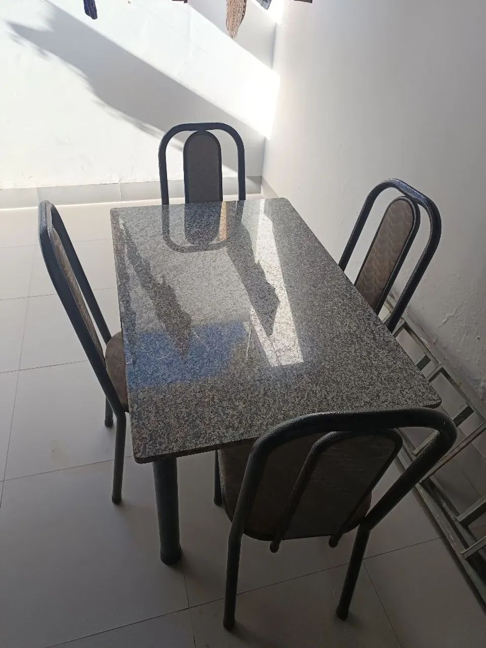 Mesa retangular de granito com 4 cadeiras  - Foto 2