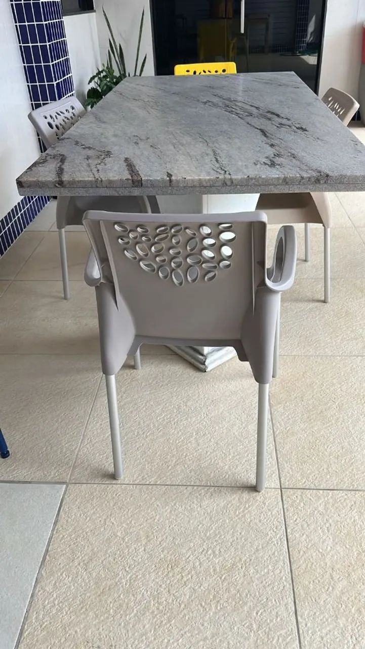 Mesa de mármore com 4 cadeiras. - Foto 2
