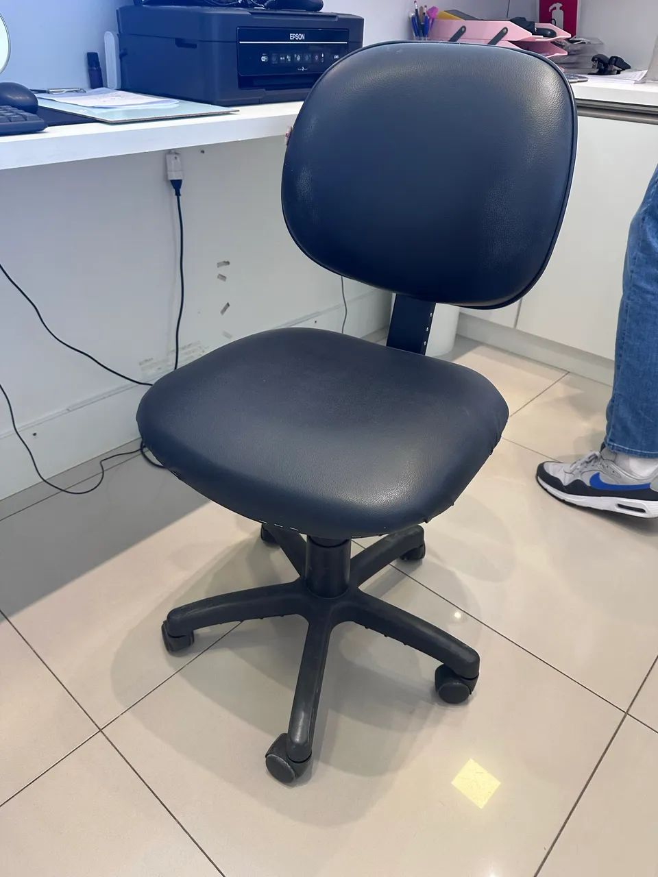 Cadeira Escritório Preta com Rodinhas - Foto 4
