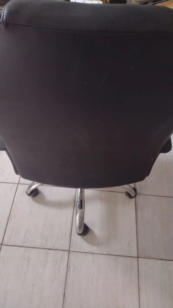 Vendo uma cadeira de escritório usada