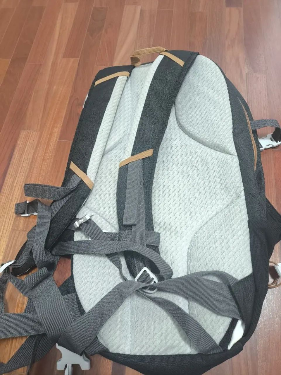 Mochila de trilha e viagem Quechua Arpenaz 30L  - Foto 2