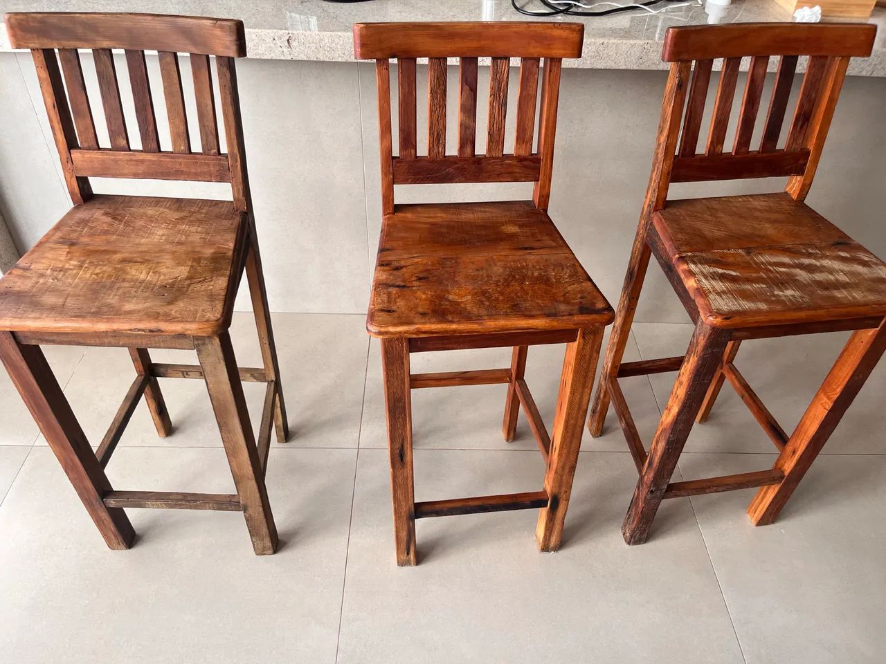 Vendo 03 banquetas de madeira