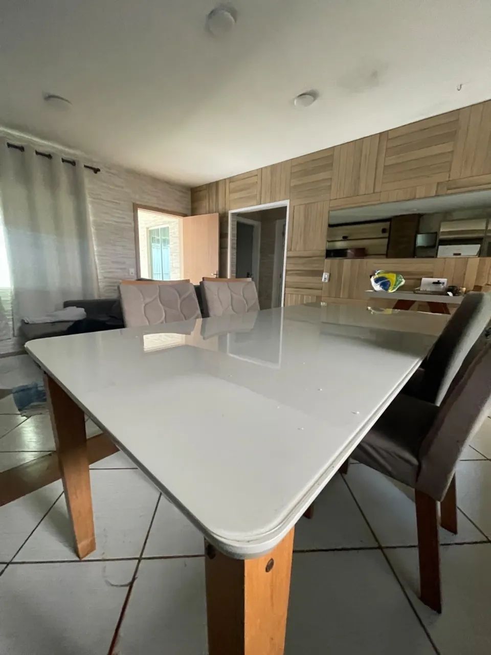 VENDO MESA COM 6 CADEIRAS