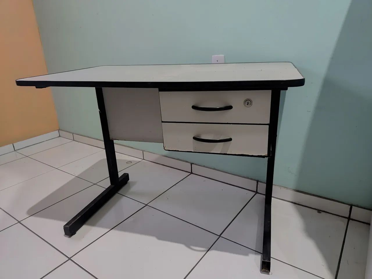 Mesa Para Escritório Com Gavetas e Chave
