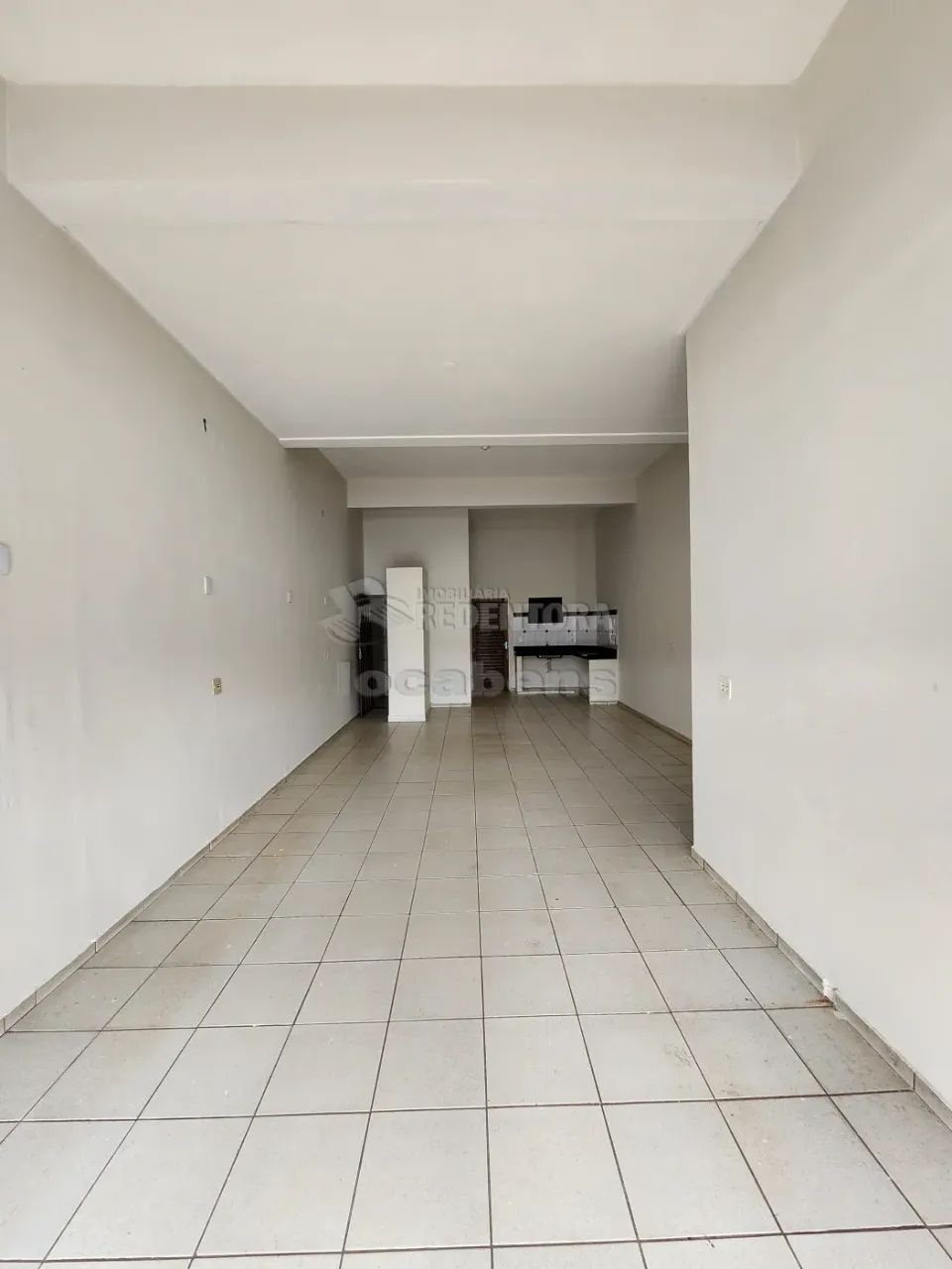 Salão Comercial Com Banheiro Com Acessibilidade.