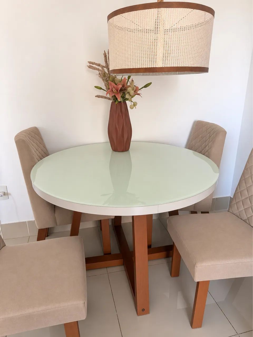 Mesa com 4 cadeiras 