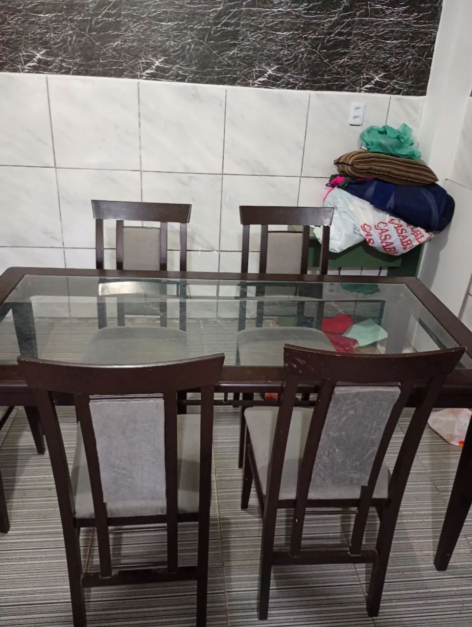 Mesa de madeira boa com cadeiras 