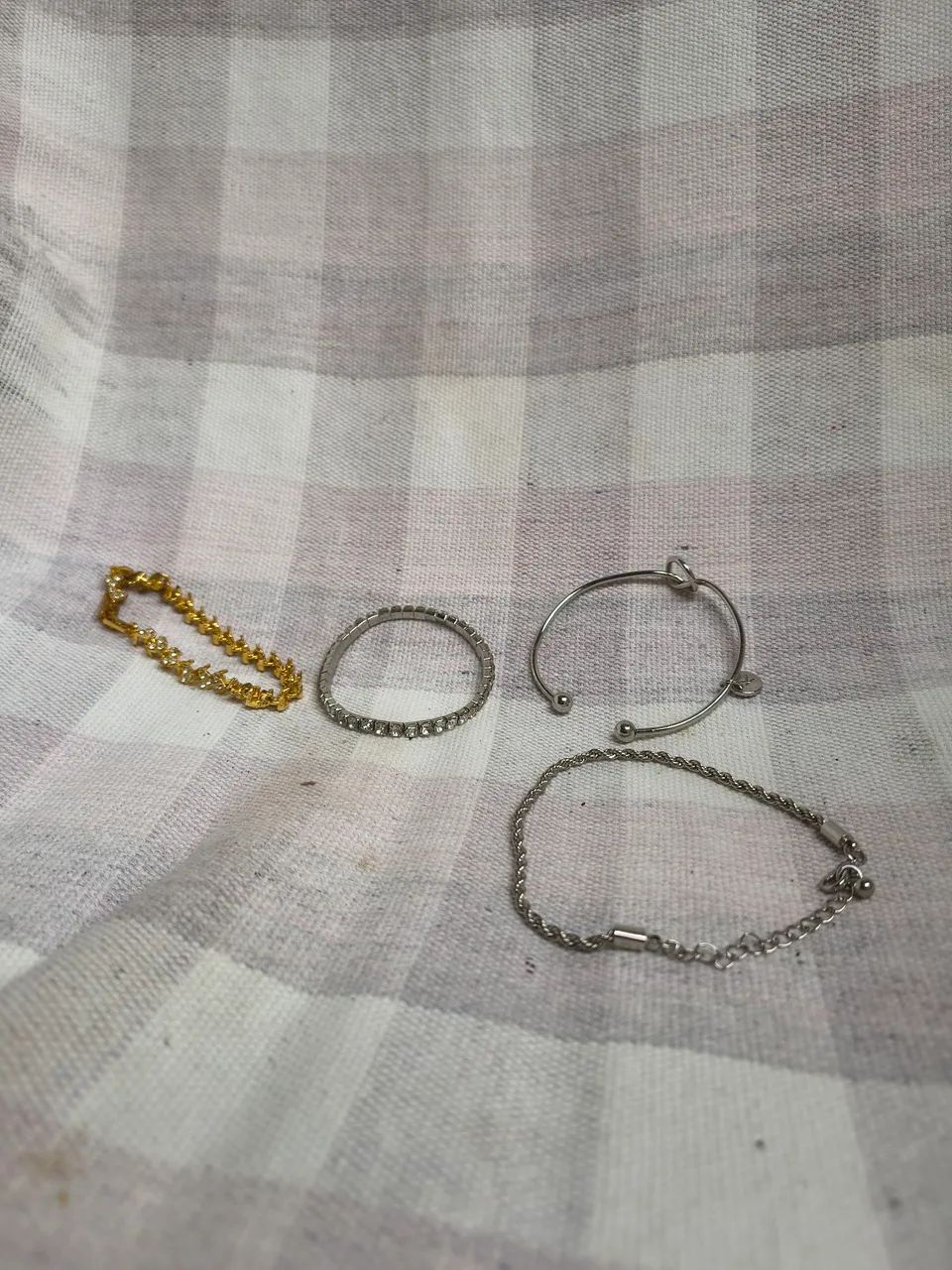 4 pulseiras 