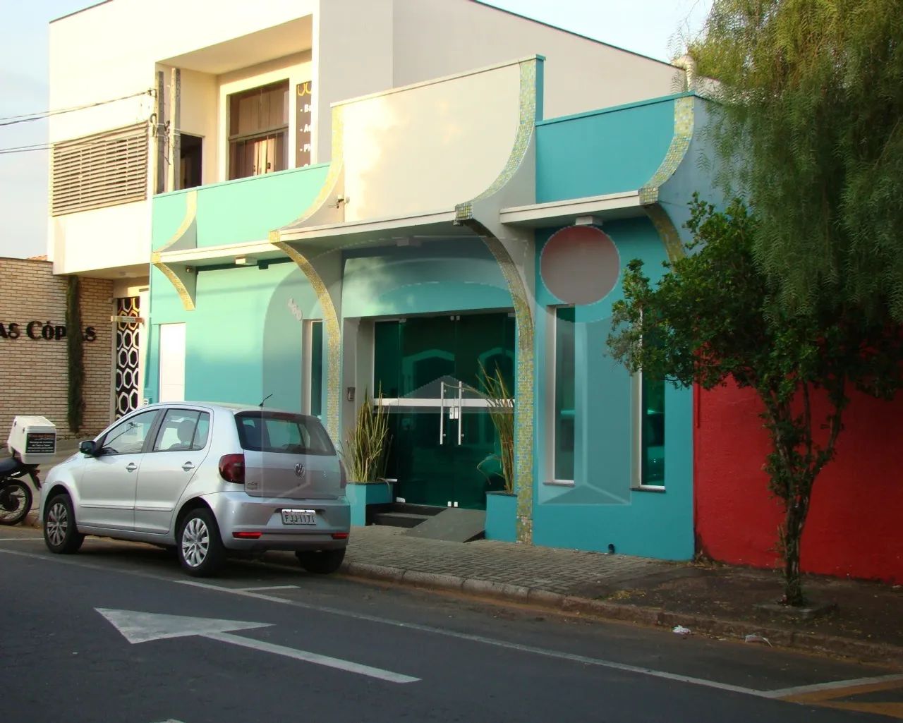 IMÓVEL COMERCIAL COMPOSTO POR UMA CASA E DOIS SALÕES - Foto 2