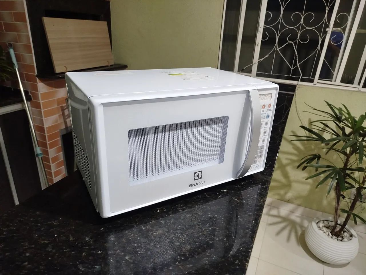 Microondas Electrolux 20L 127v SEMI NOVO, Modelo MTO30, IMPECÁVEL, Acompanha o Manual. - Foto 3