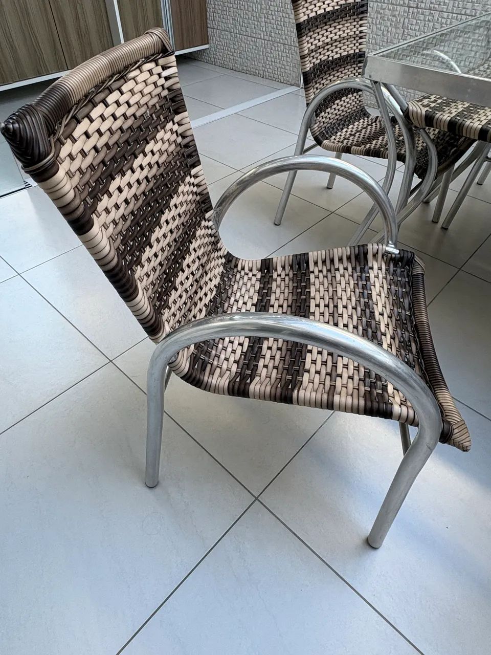 Mesa em alumínio e vidro com 6 cadeiras - Foto 4