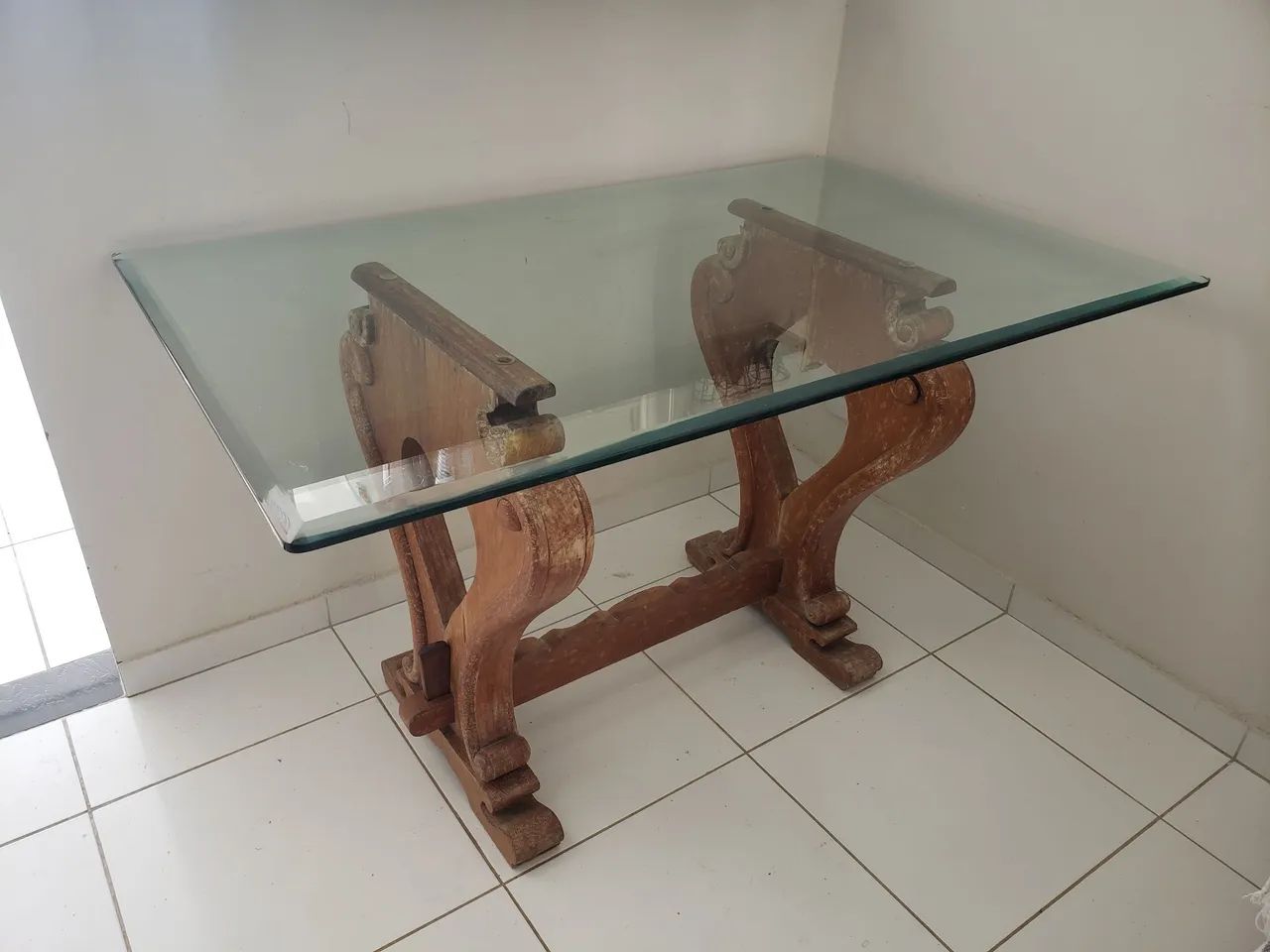 Mesa de vidro completa com pés de cerejeira