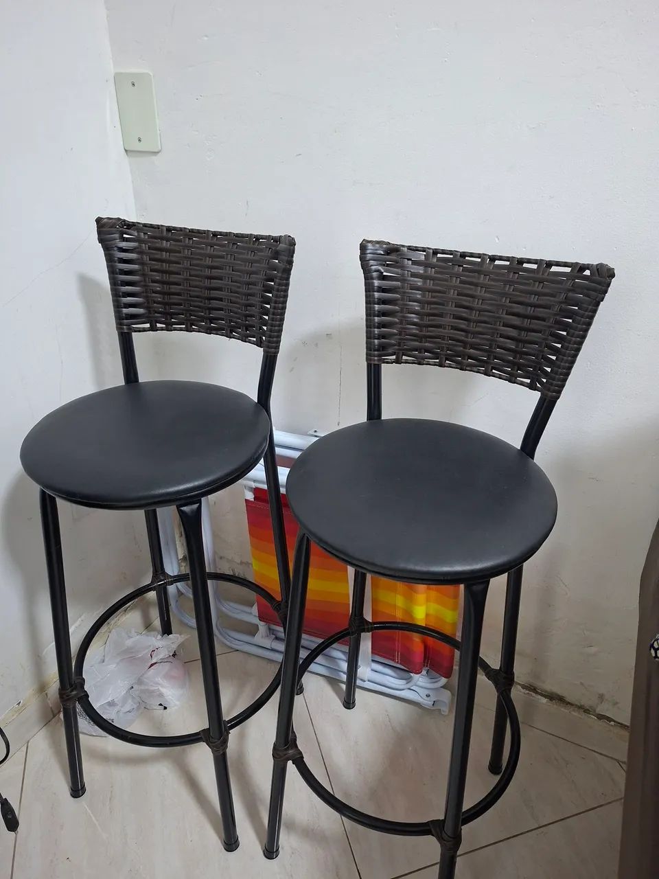 Conjunto de banquetas preto do chão ate o acento  70cm ate o encosto 96 cm